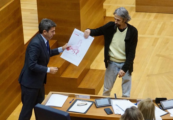 El president Carlos Mazón i el diputat de Compromís Juan Bordera, en el ple de Corts