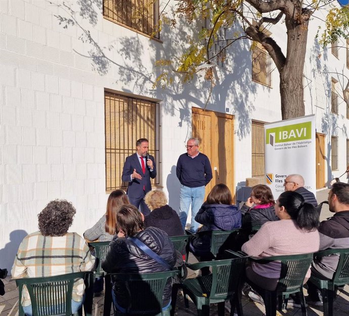 El conseller de Vivienda José Luis Mateo durante una entrega de viviendas en el Coll d'en Rabassa