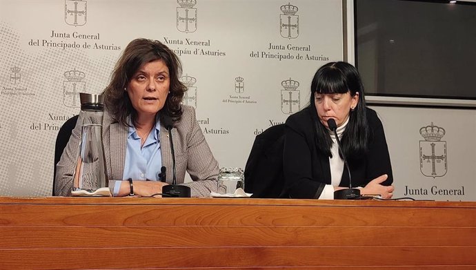 La diputada del PP, Beatriz Polledo junto a la representante de las trabajadoras del ERA, Beatriz Fernández.