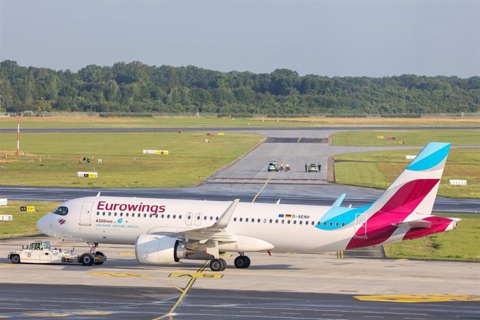 Archivo - Un avión de la compañía Eurowings en un aeropuerto.