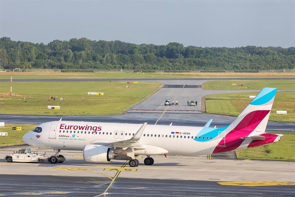 Archivo - Un avión de la compañía Eurowings en un aeropuerto.