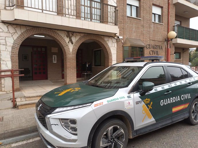 Un vehículo de la Guardia Civil frente al puesto de la Benemérita en la localidad oscense de Fraga.