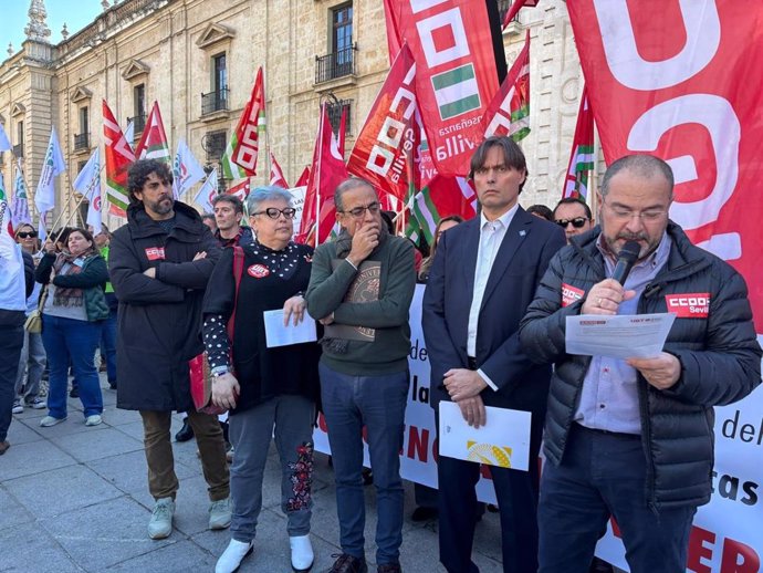 Protesta de CCOO-A y UGT-A a las puertas del Rectorado de la universidad de Sevilla para exigir "el cumplimiento de los acuerdo con las universidades públicas andaluzas" por parte de la Junta.