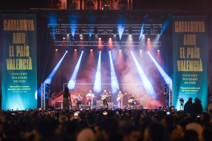 Concierto de ayuda con la Comunidad Valenciana organizado por la ANC y Òmnium Cultural