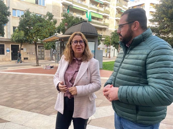 La secretaria de Organización del PSOE de Huelva, Rosa Tirador, junto al secretario de Pueblos de Oposición del PSOE de Huelva, Rogelio Pinto.