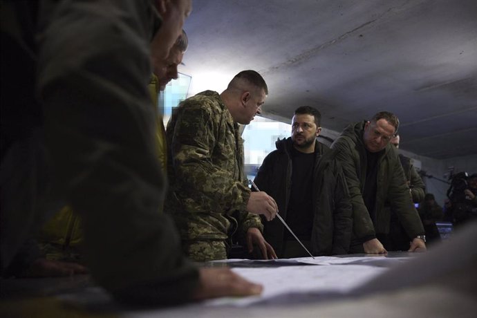 El presidente de Ucrania, Volodimir Zelenski, visita el frente de combate en Pokrovsk