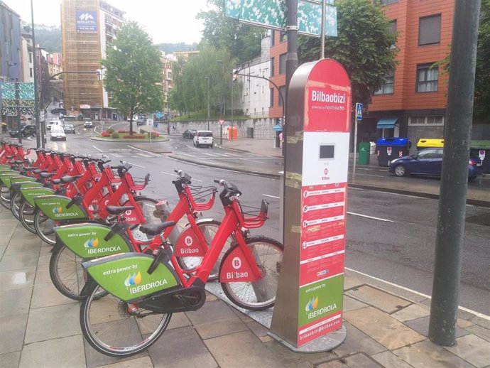 Archivo - Imagen de un punto de préstamo de bicicletas del servicio municipal BilbaoBizi.