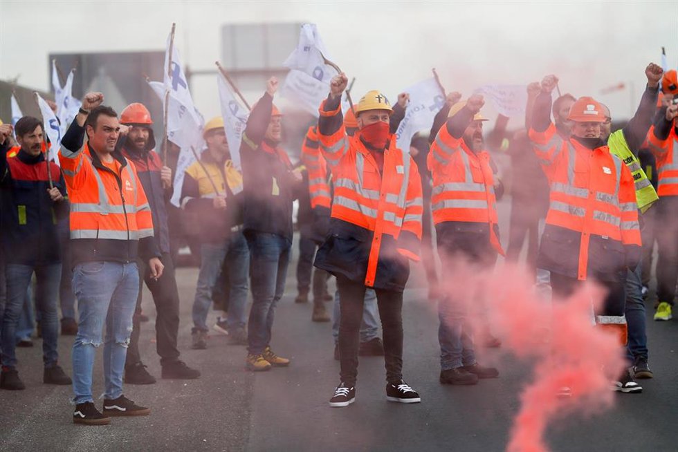 Varias personas durante una protesta de trabajadores de Alcoa, a 23 de noviembre de 2024, en Ribadeo, Lugo, Galicia (España). Una protesta de cientos de trabajadores de Alcoa San Cibrao ha cortado durante unos minutos la autovía A-8 a la altura de Ribad