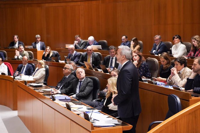 El presidente del Gobierno de Aragón, Jorge Azcón, en la sesión plenaria de las Cortes.