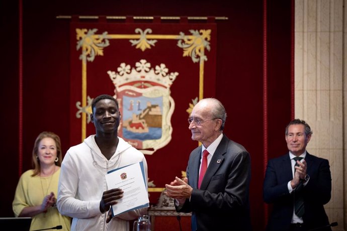 El alcalde de Málaga, Francisco de la Torre, junto con Mansour Konte, el joven que rescató a una mujer en la DANA