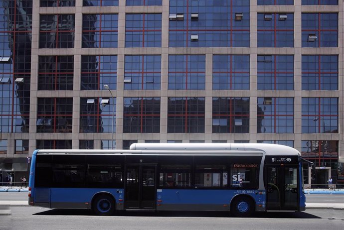 Archivo - Imagen de recurso de un autobús de la EMT.