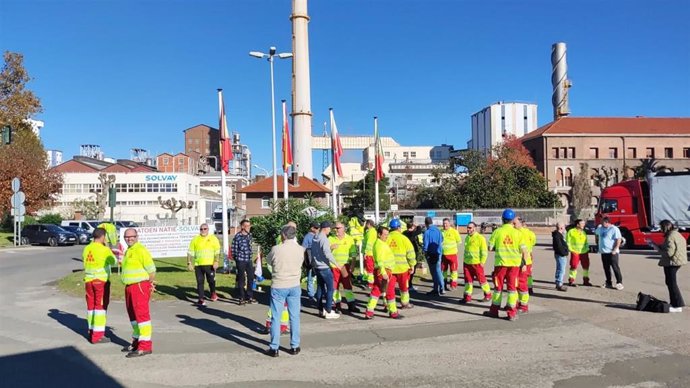 Los sindicatos de la logística de Solvay denuncian la sustitución de trabajadores en paro por empleados de ETTs