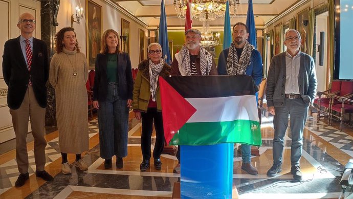 Presentación de la manifestación en apoyo al pueblo palestino en Oviedo con concejales del PSOE e IU.