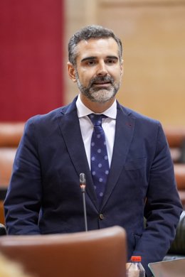 El consejero de Agricultura, Pesca, Agua y Desarrollo Rural, Ramón Fernández-Pacheco, en el Pleno del Parlamento.