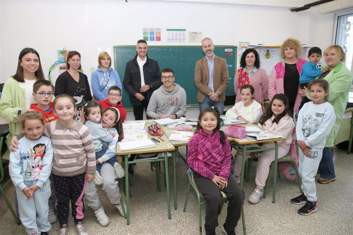 El consejero de Educación, Sergio Silva, visita el CEIP Nuestra Señora del Roble en San Pedro del Romeral