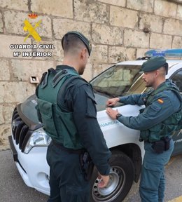 Dos agentes de la Comandancia de la Guardia Civil en Baleares.