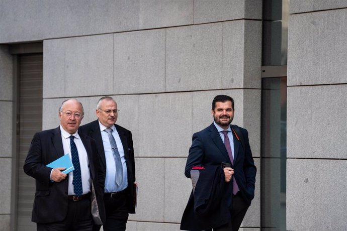 El abogado de Hazte Oír, Javier María Pérez-Roldán (c), y el presidente de Iustitia Europa, Luis María Pardo (d), a su llegada a la Audiencia Nacional, a 21 de noviembre de 2024, en Madrid (España). El juez de la Audiencia Nacional que instruye el 'caso K