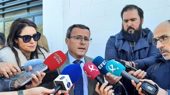 El presidente de la Diputación de Badajoz, Miguel Ángel Gallardo, atiende a los medios de comunicación