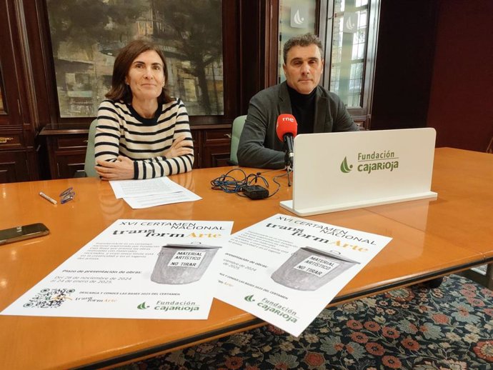 La responsable de Comunicación de Fundación Caja Rioja, Estela Etayo, y el gerente de la entidad, Carlos Fuentes, presentan la nueva edción de 'TransformARTE'