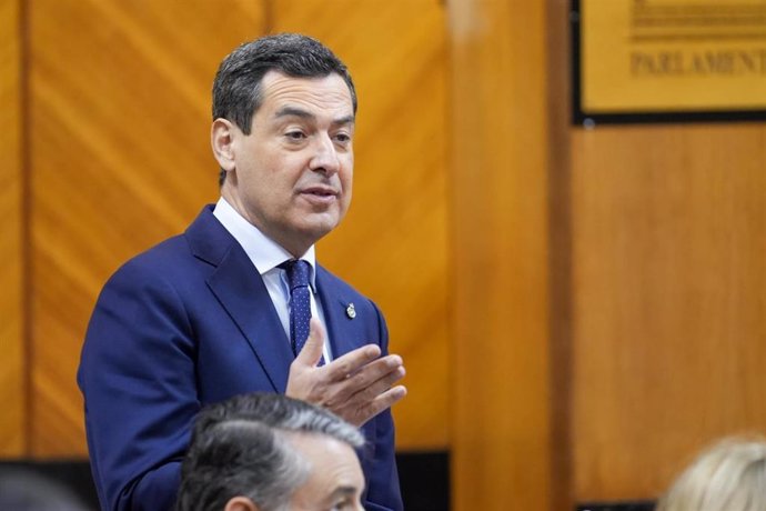 El presidente de la Junta de Andalucía, Juanma Moreno, este jueves en el Pleno del Parlamento.