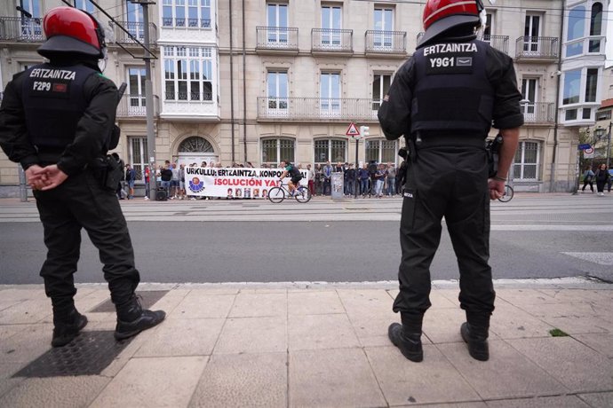 Archivo - Dos agentes de la Ertzaintza frente a una concentración 