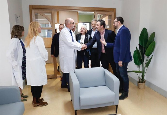 El presidente del Principado, Adrián Barbón, visita la nueva unidad de psiquiatría del hospital Valle del Nalón.