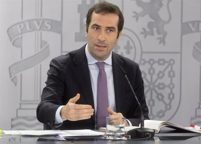 El ministro de Economía, Comercio y Empresa, Carlos Cuerpo, interviene durante una rueda de prensa tras la reunión del Consejo de Ministros en el Palacio de La Moncloa, a 28 de noviembre de 2024, en Madrid (España). El Consejo de Ministros, que se celebra