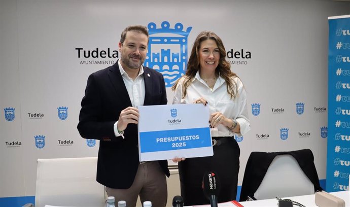 El alcalde de Tudela, Alejandro Toquero, y la edil de Hacienda, Reyes Carmona, en la presentación del anteproyecto del Presupuesto de Tudela para 2025