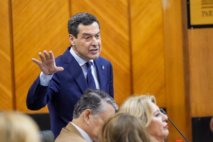 El presidente de la Junta de Andalucía, Juanma Moreno, este jueves en el Pleno del Parlamento