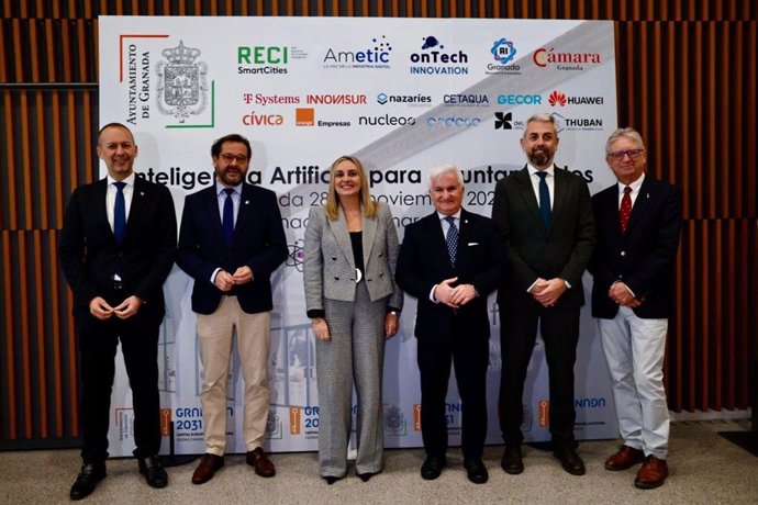 La alcaldesa de Granada, Marifrán Carazo, ha recibido a los participantes en la Jornada de IA para Ayuntamientos con, entre otros, el delegado del Gobierno andaluz en la provincia, Antonio Granados, a su derecha en la imagen