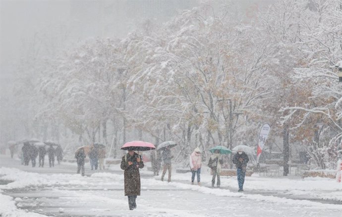 Imagen de archivo de una calle de Seúl tras la primera nevada de la temporada.