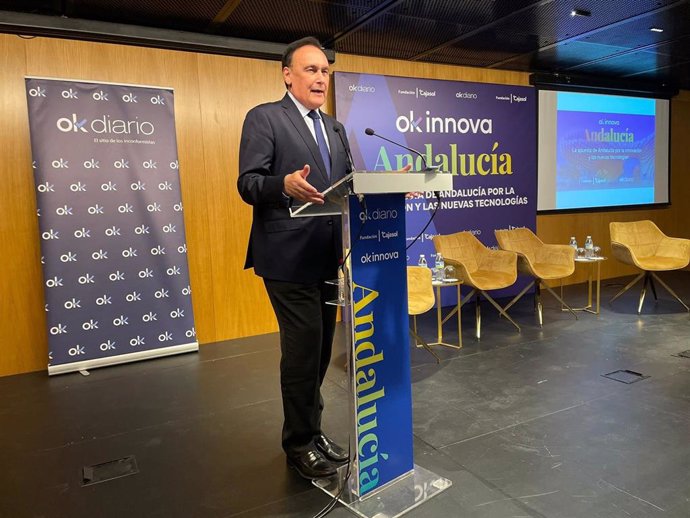 El consejero de Universidad, Investigación e Innovación, José Carlos Gómez Villamandos, en la inauguración de la iniciativa 'OKINNOVA Andalucía', organizada por el periódico digital Okdiario.