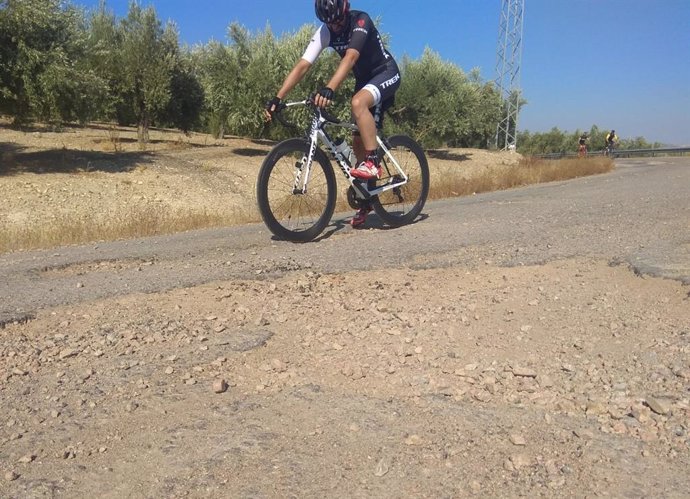 Archivo - Imagen de archivo de un ciclista por una carretera 