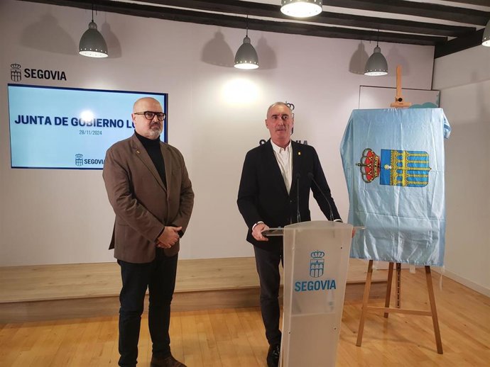 El alcalde de Segovia, José Mazarías (dcha), con el concejal de Cultura, Juan Carlos Monroy, explica los contenidos de la Junta de Gobierno.