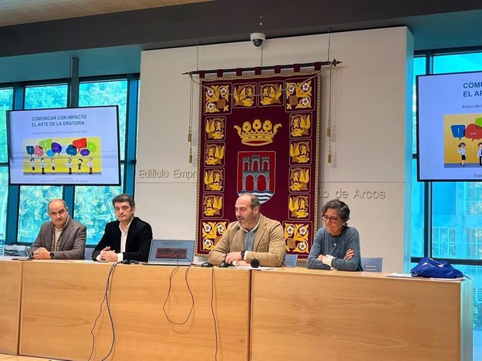 El responsable de Asistencia a Municipios de la Diputación de Cádiz, Antonio Aragón, en la apertura de un curso de oratoria para representantes políticos locales.