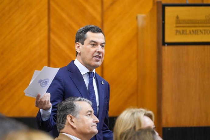 El presidente de la Junta de Andalucía, Juanma Moreno, este jueves ante el Pleno del Parlamento