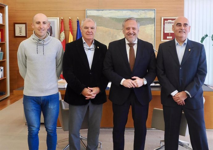 Pollán entrega insignias al seleccionador Juan Carlos Pastor, al piragüista Narciso Suárez y a ciclista Noel Martín.