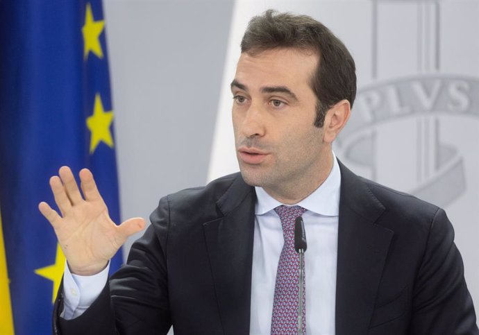 El ministro de Economía, Comercio y Empresa, Carlos Cuerpo, interviene durante una rueda de prensa tras la reunión del Consejo de Ministros en el Palacio de La Moncloa, a 28 de noviembre de 2024, en Madrid (España). 