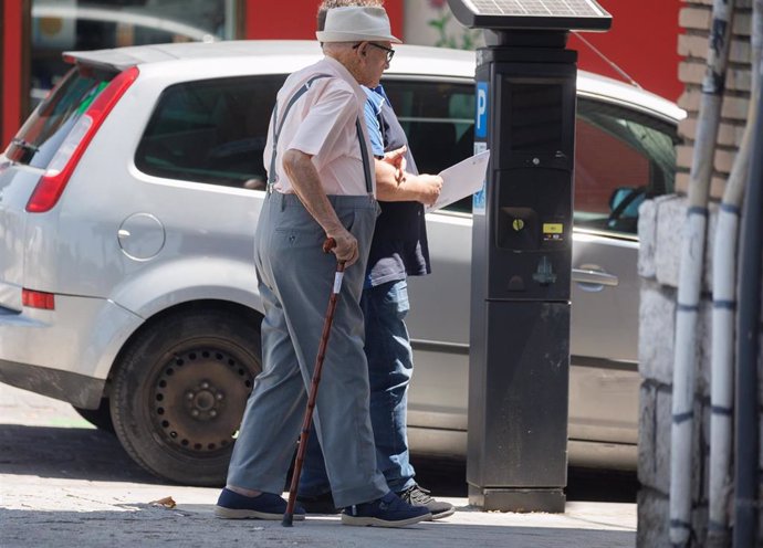 Archivo - Un hombre mayor pasea apoyándose en un bastón.