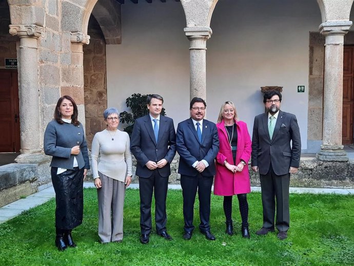 Foto de familia tras la firma por parte de la Junta, CCOO, UGT y la Creex del IX Plan de Actuación para la Prevención de Riesgos Laborales en Extremadura