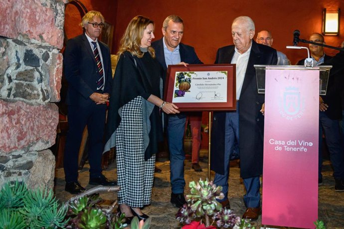 La presidenta del Cabildo de Tenerife, Rosa Dávila, entrega el 'Premio San Andrés 2024' al bodeguero Cándido Hernández Pío