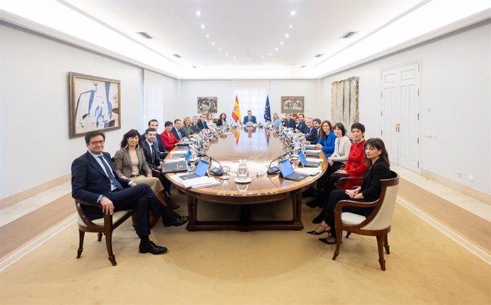 El presidente del gobierno, Pedro Sánchez(c), junto a su equipo de ministros, durante una reunión del Consejo de Ministros, en el Palacio de La Moncloa, a 28 de noviembre de 2024, en Madrid (España). El Consejo de Ministros, que se celebra hoy de manera e