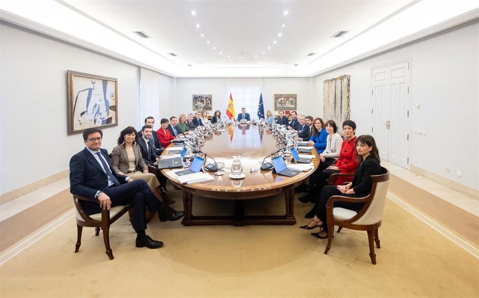 El presidente del gobierno, Pedro Sánchez(c), junto a su equipo de ministros, durante una reunión del Consejo de Ministros, en el Palacio de La Moncloa, a 28 de noviembre de 2024, en Madrid (España). El Consejo de Ministros, que se celebra hoy de manera