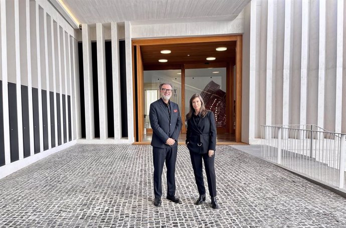 Sandra Guimarães, directora del Museo Helga de Alvear, y Santiago Cambero, delegado en Extremadura de la Fundación “la Caixa”