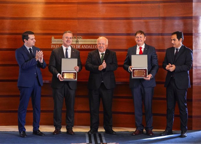 El presidente del Parlamento, Jesús Aguirre; el presidente de la FAMP y alcalde de Córdoba, José María Bellido; el consejero de Justicia, Administración Local y Función Pública, José Antonio Nieto;  y los alcaldes de Guarromán y Brasoñera.