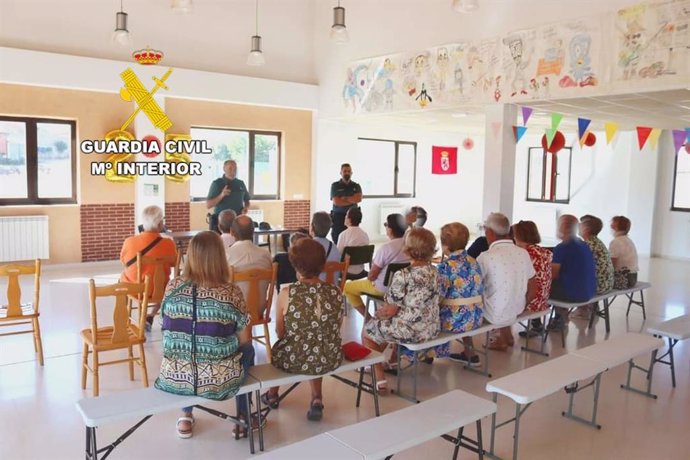 Una de las charlas impartida por la Guardia Civil a personas mayores en Reliegos.