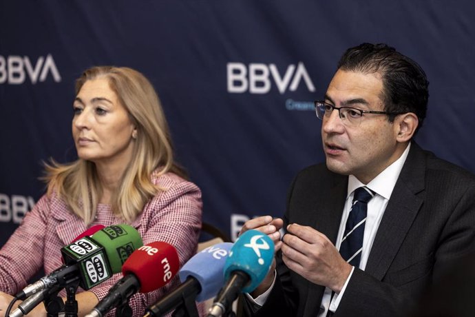 La directora Regional Sur de BBVA para de Banca de Empresas e Instituciones, Asunción Álvarez, y el economista jefe para España y Portugal de BBVA Research, Miguel Cardoso.