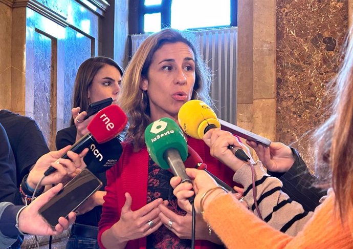 La diputada de la CUP Laia Estrada en declaraciones a periodistas en el Parlament