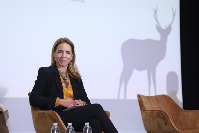 La presidenta de la Diputación de Cádiz, Almudena Martínez, participa en unas jornadas cinegéticas desarrolladas en la Fundación Cajasol de Jerez.