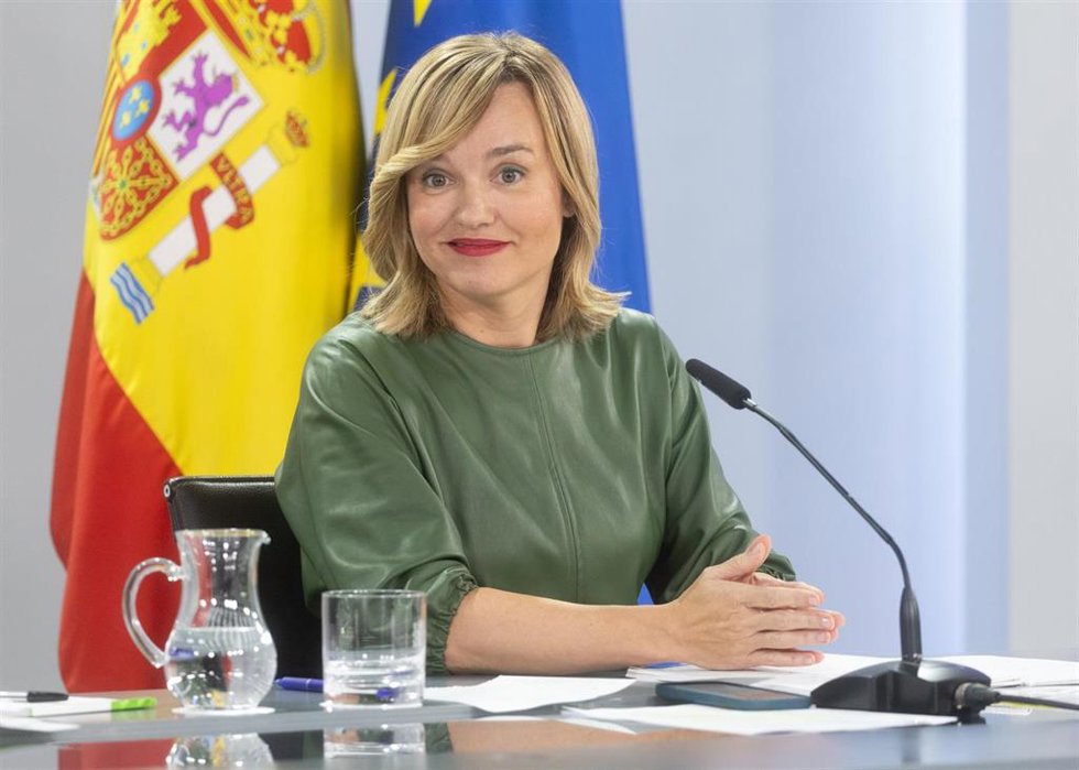 La ministra de Educación, Formación Profesional y Deportes, Pilar Alegría, interviene durante una rueda de prensa tras la reunión del Consejo de Ministros en el Palacio de La Moncloa, a 28 de noviembre de 2024, en Madrid (España).